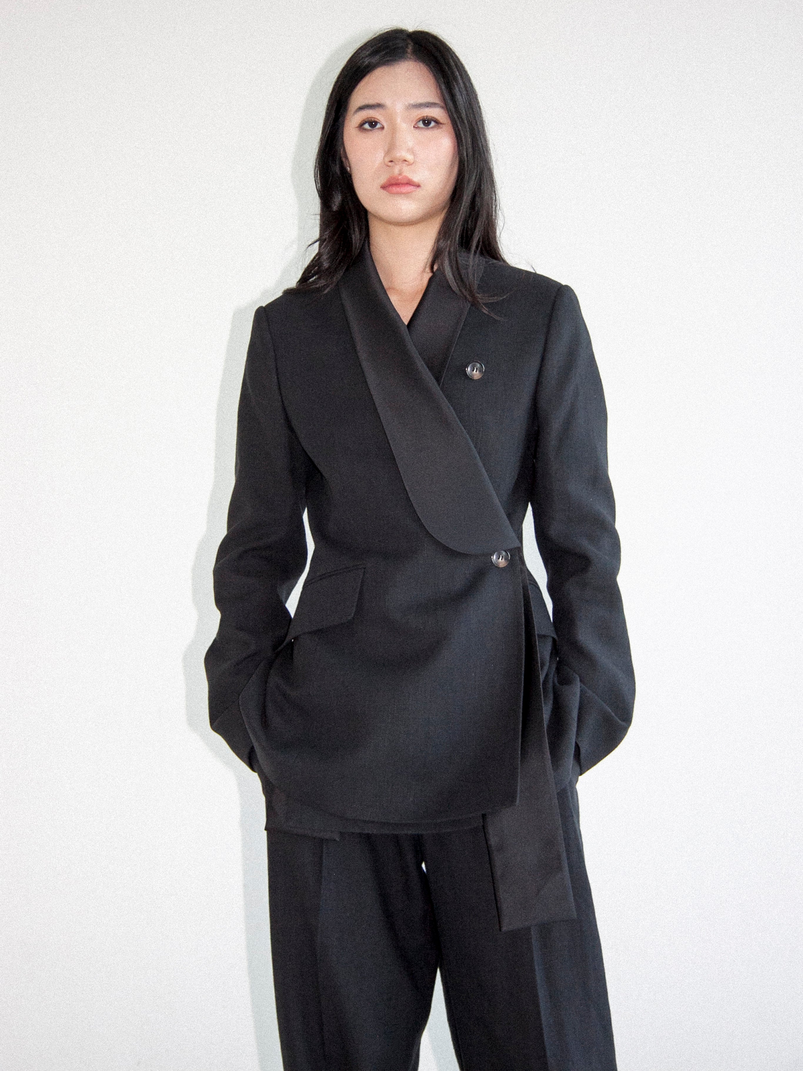 블랙 컨버터블 라펠 재킷 